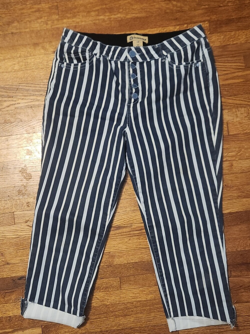 Democracy Button-Fly Capri Jeans - Picture 2 of 9